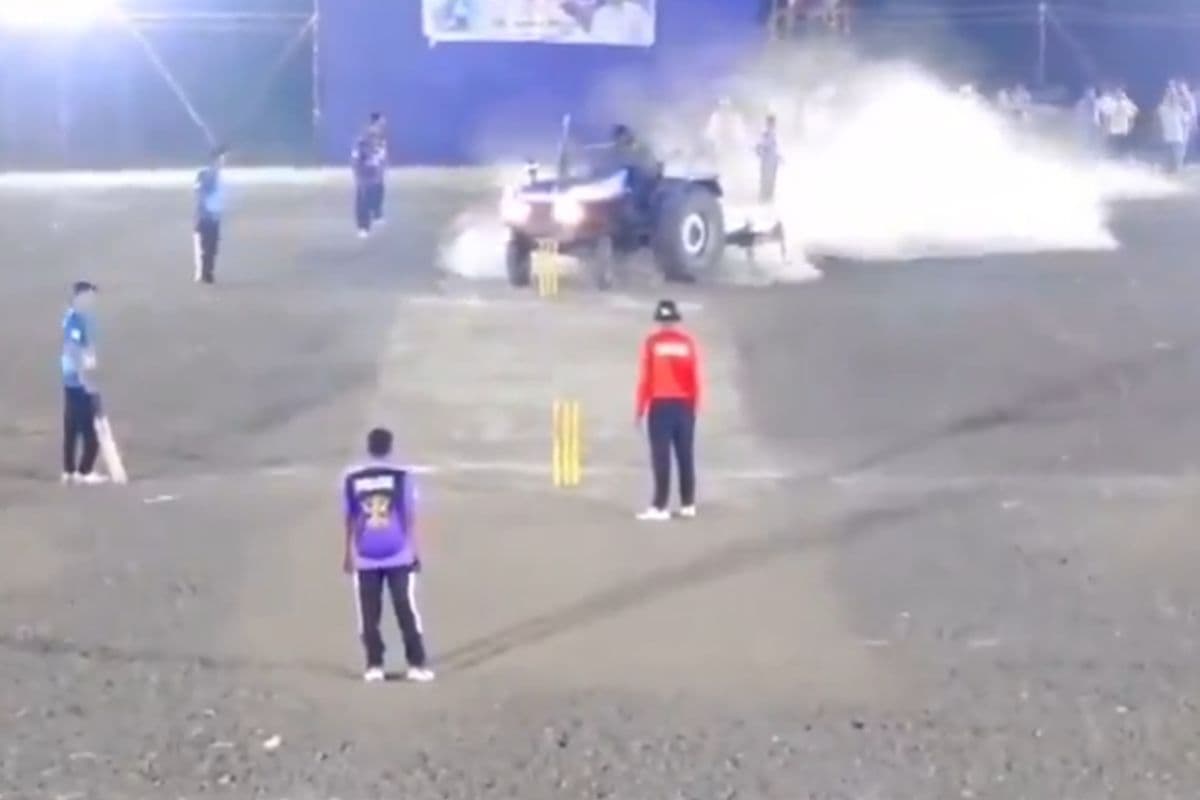 Viral Video: क्रिकेट मैच में नहीं बुलाया तो लोकल नेता ने ट्रैक्टर से खोद दी पूरी पिच