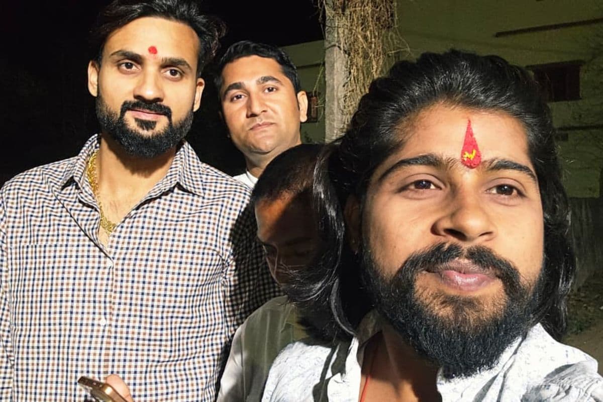 गढ़वा पहुंचा टीम इंडिया का 'स्पीड स्टार' आकाशदीप: सेल्फी के लिए मची ऐसी होड़ कि बुलानी पड़ी पुलिस