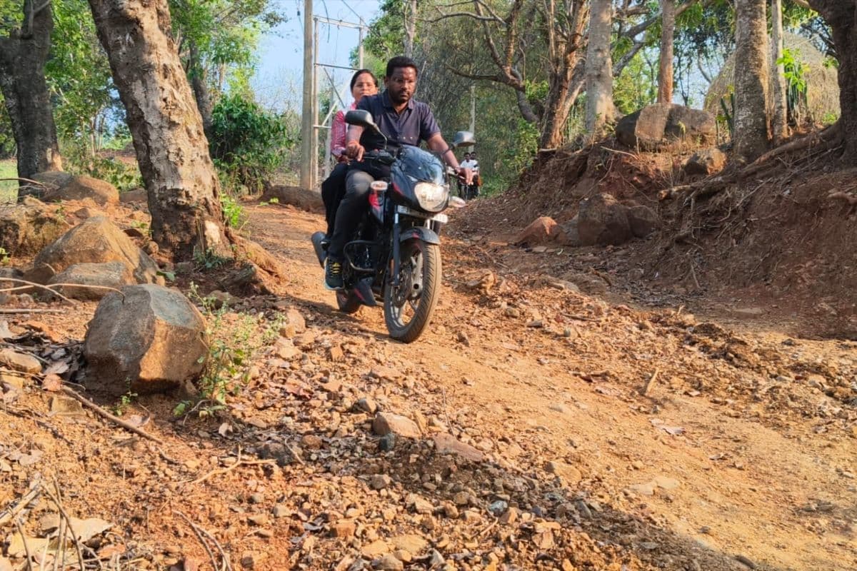 दुर्गम रास्तों पर दौड़ी विधायक की बाइक! सरायकेला के बांदूबेडा पहुंचे दशरथ गागराई, लगाई जनचौपाल