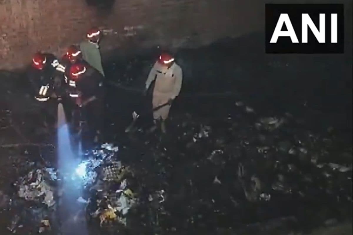 Delhi Fire : झुग्गियों में लगी भीषण आग, मासूम समेत 3 की दर्दनाक मौत