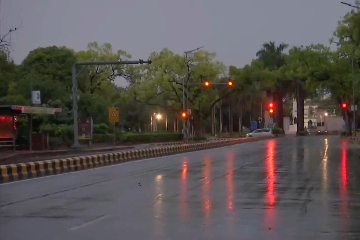 दिल्ली-एनसीआर में बदला मौसम का मिजाज, कई इलाकों में आंधी-तूफान के साथ बारिश, गर्मी से राहत