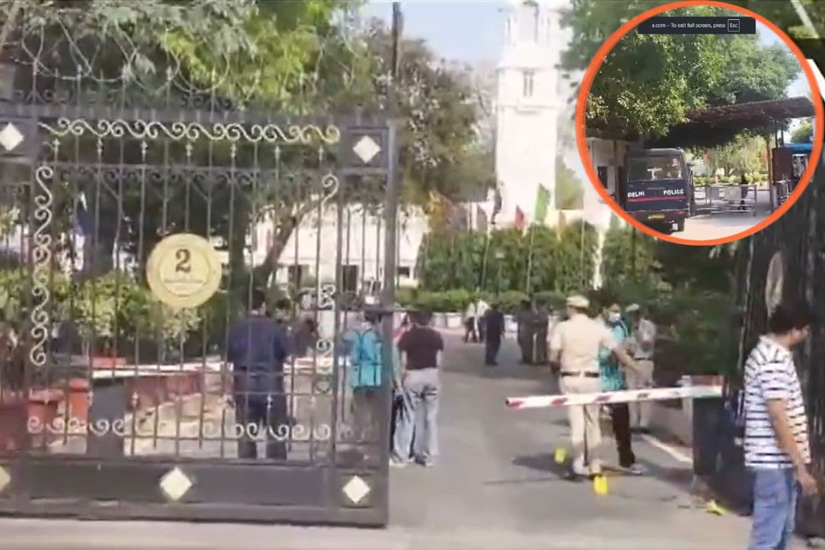 Video: दिल्ली विधानसभा में गेट तोड़कर घुसी कार, घूमती रही 5 मिनट तक