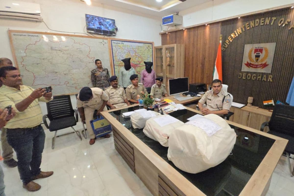 देवघर पुलिस की बड़ी कार्रवाई, 33 किलो गांजा के साथ अमित शाह समेत 2 तस्कर गिरफ्तार, बिहार से जुड़ा है नेटवर्क