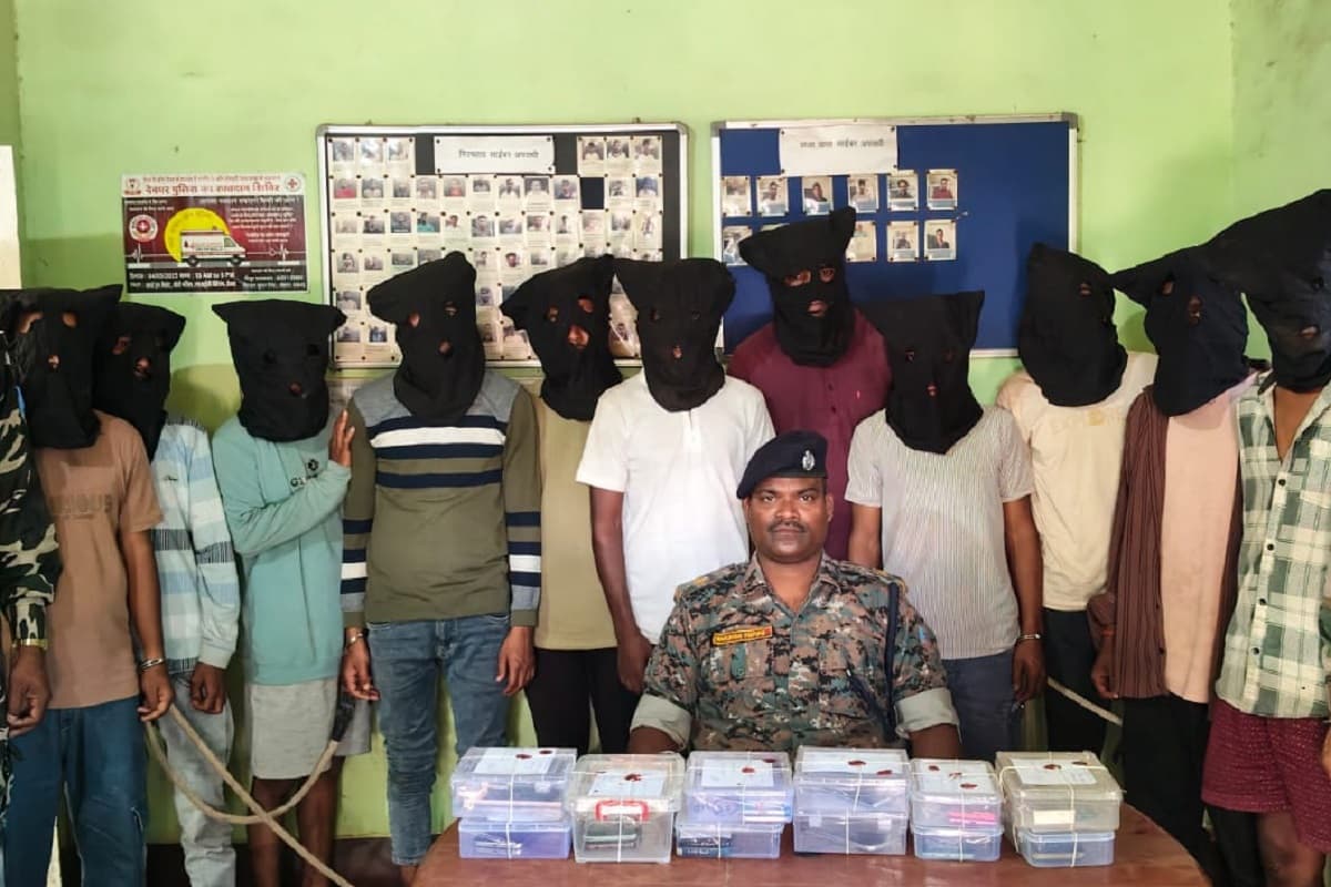 देवघर में साइबर पुलिस की बड़ी कार्रवाई: 11 साइबर ठग गिरफ्तार, 16 मोबाइल और सिम जब्त