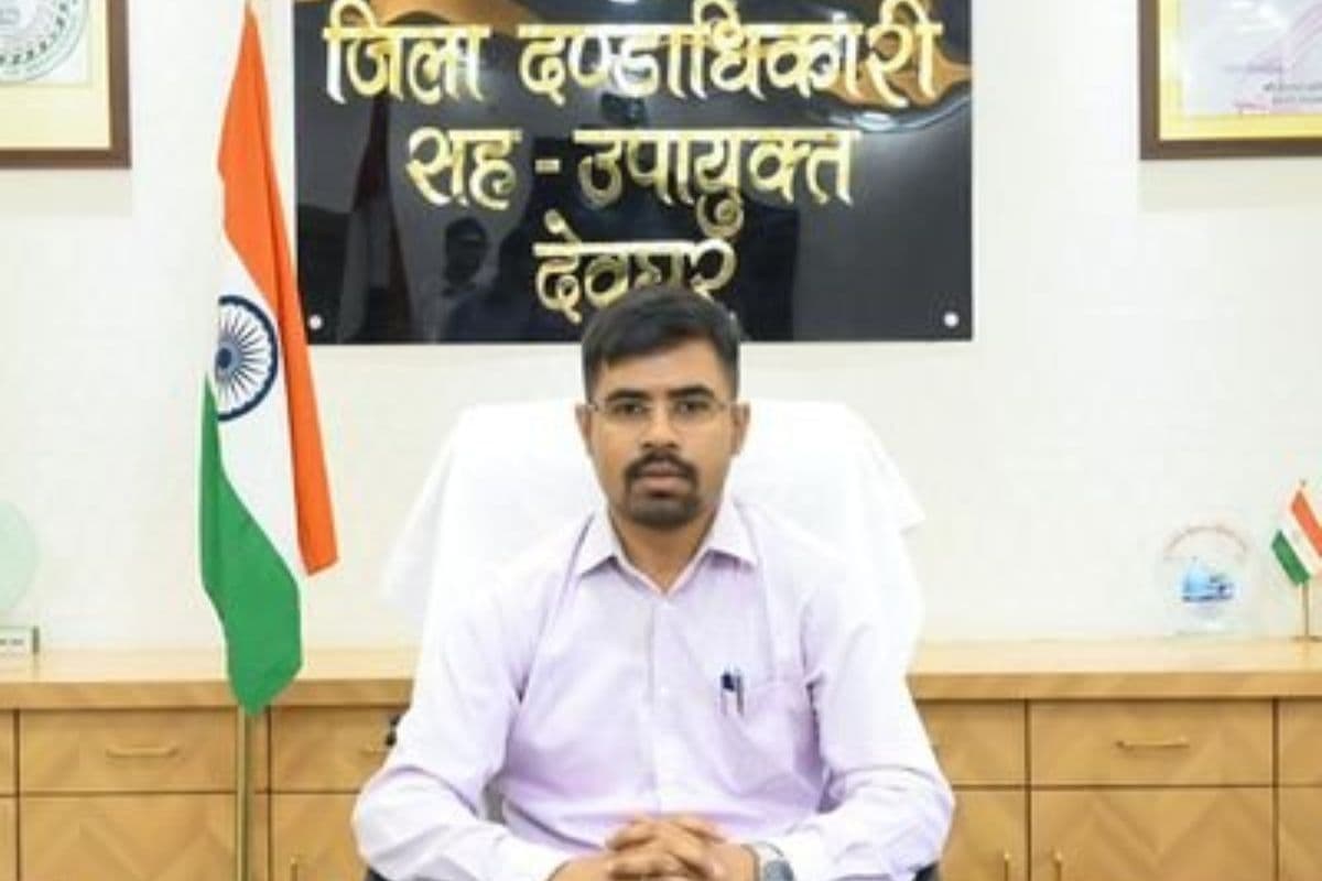देवघर डीसी का 'रिश्वतखोरों' पर हंटर! घूस लेते पकड़े गए प्रधान लिपिक और अनुसेवक निलंबित