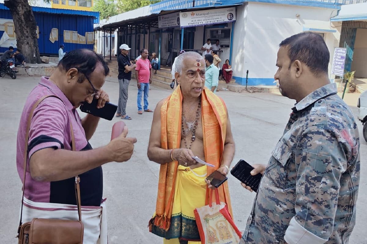बाबा मंदिर में गश खाकर गिर गए केरल के श्रद्धालु, अस्पताल में मौत