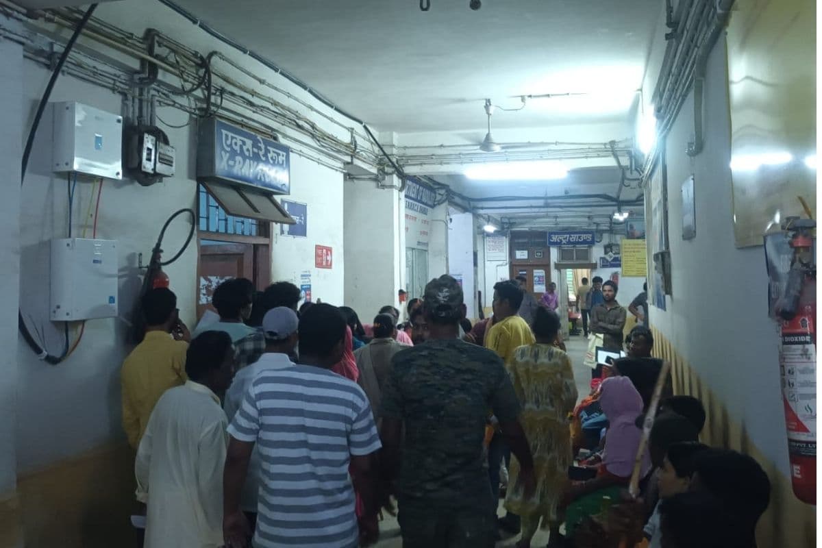 धनबाद के SNMMCH में एक्स-रे मशीन खराब, मरीजों की लगी लंबी लाइन