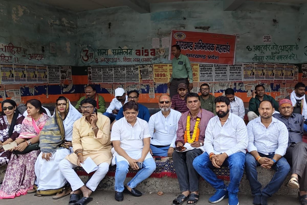 धनबाद में अभिभावकों का प्रदर्शन, अवैध फीस वसूली के खिलाफ रणधीर वर्मा चौक पर धरना