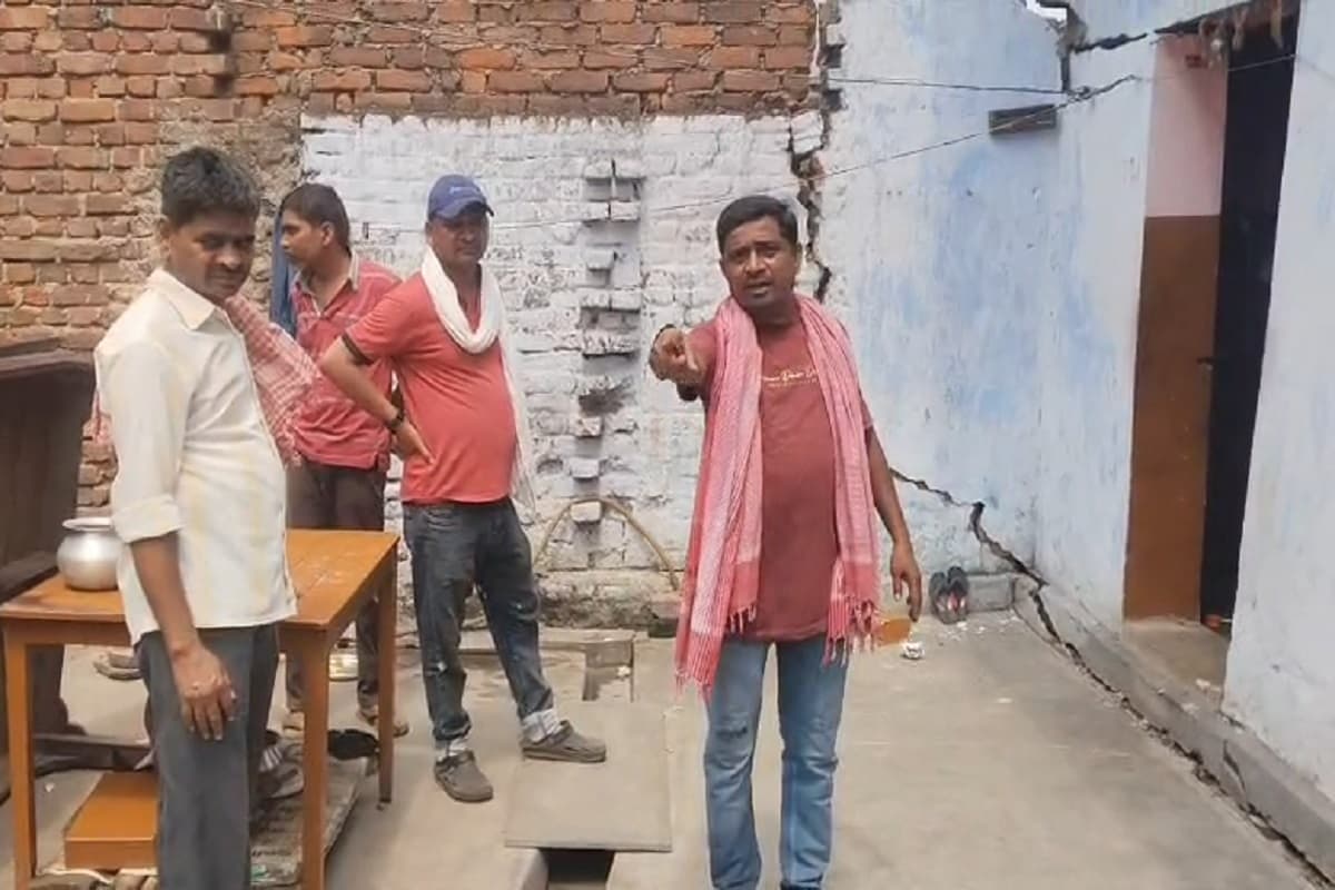 झरिया के चौथाई कुलहि में जमीन धंसने से घरों आईं दरारें, इलाके में मचा हड़कंप