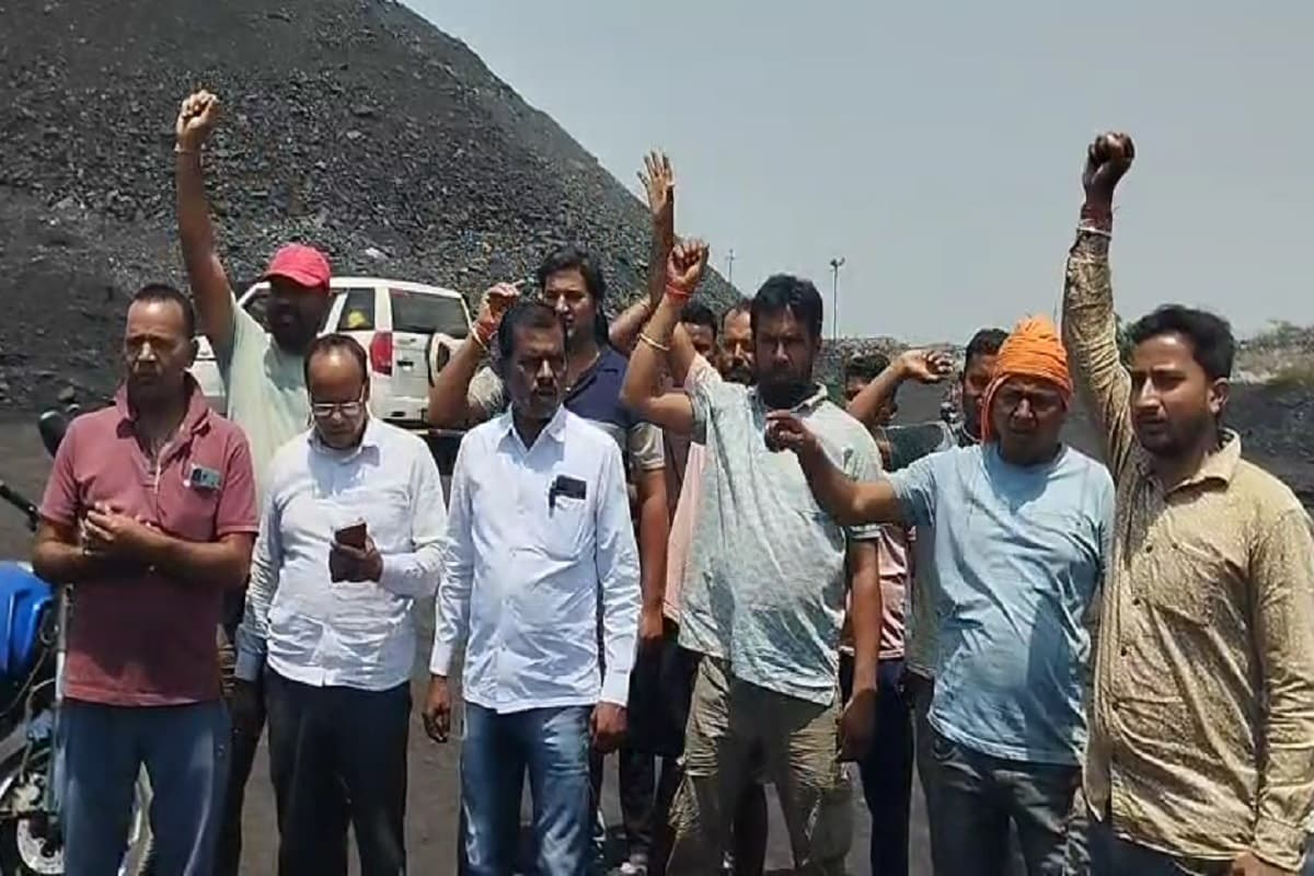 धनबाद की बरोरा बस्ती में अवैध कोयला खनन के खिलाफ ग्रामीणों ने खोला मोर्चा, पिलर काटकर माइनिंग