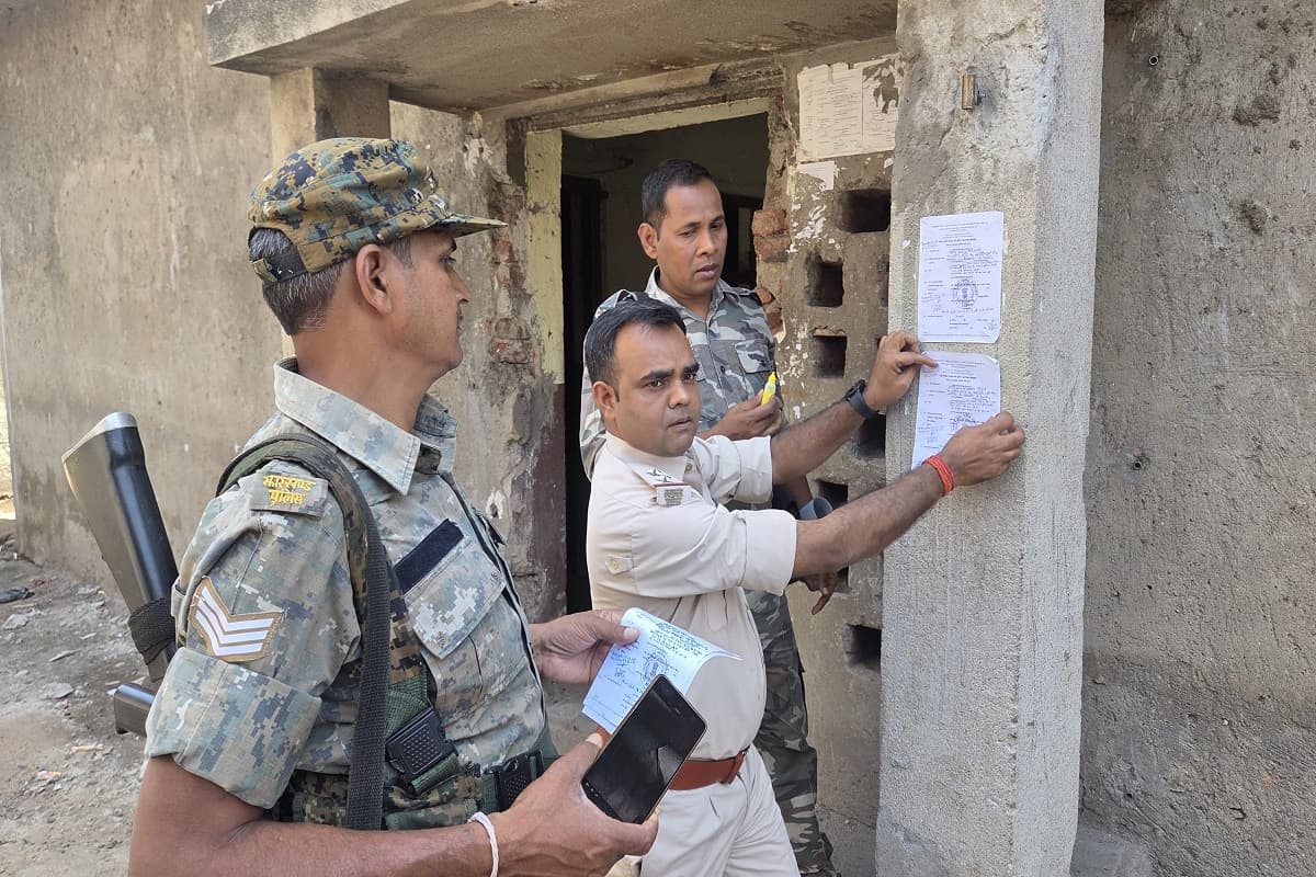 कुख्यात गैंगस्टर प्रिंस खान को अदालत में सशरीर होगा पेश! धनबाद पुलिस ने घर पर चिपकाया इस्तेहार