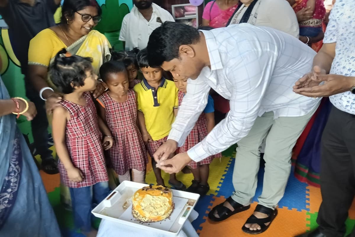 दुमका के रानीश्वर में पालना घर का उद्घाटन, विधायक आलोक कुमार सोरेन ने बच्चों संग बांटी खुशियां