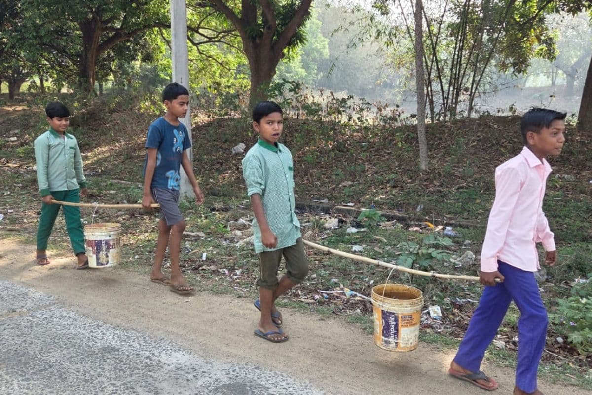 दुमका: सिस्टम की मार झेल रहे मासूम, 8 माह से खराब स्कूल का चापाकल, पढ़ाई छोड़ पानी ढोने को विवश बच्चे