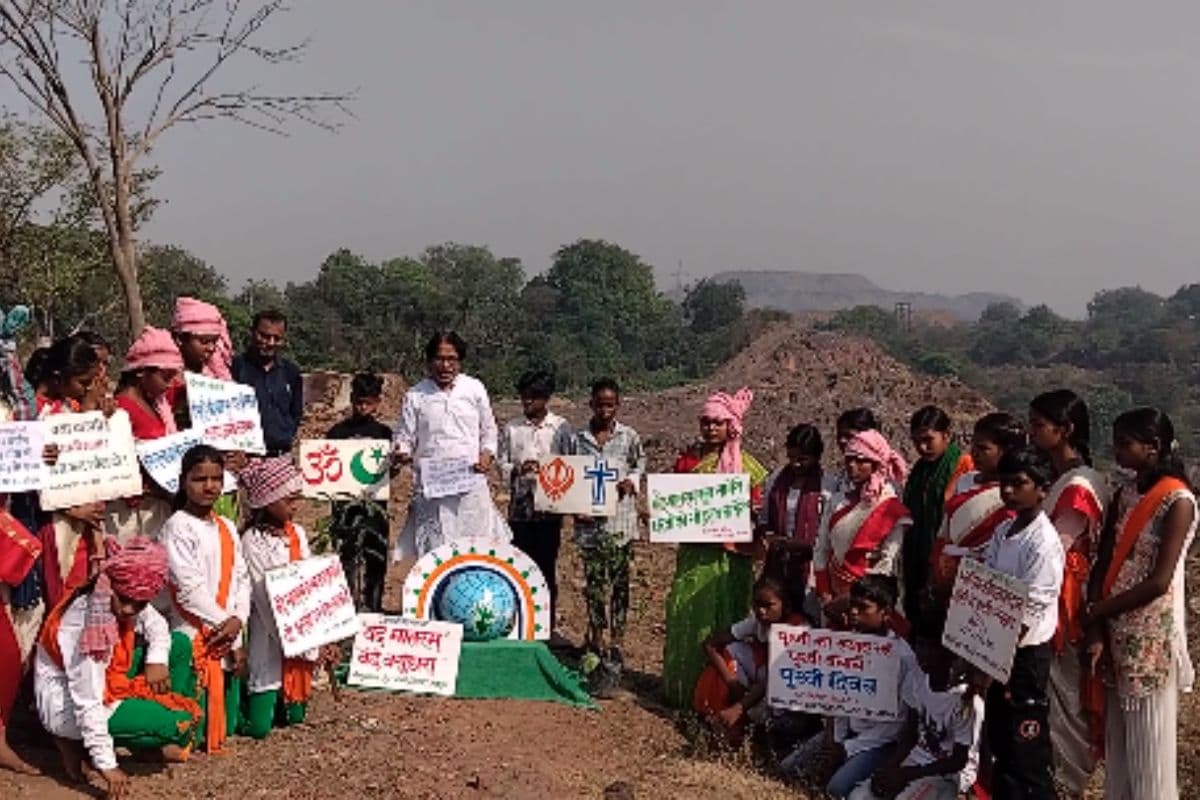 धनबाद के झरिया में 'हरित चेतना': पृथ्वी दिवस पर बच्चों ने अग्नि प्रभावित क्षेत्र में जगाई पर्यावरण की अलख