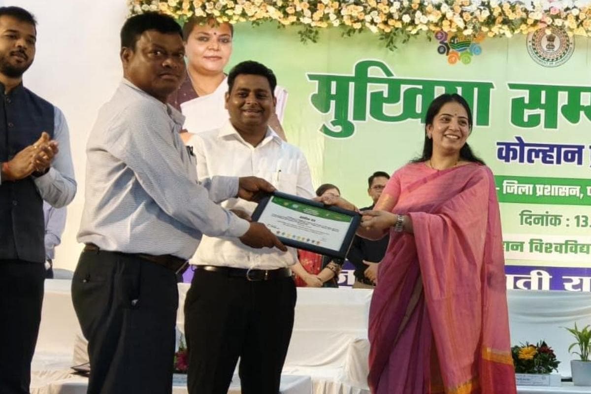 पूर्वी सिंहभूम में गोपालपुर पंचायत के मुखिया लक्ष्मी राम मुर्मू को शानदार कार्यों के लिए मिला सम्मान