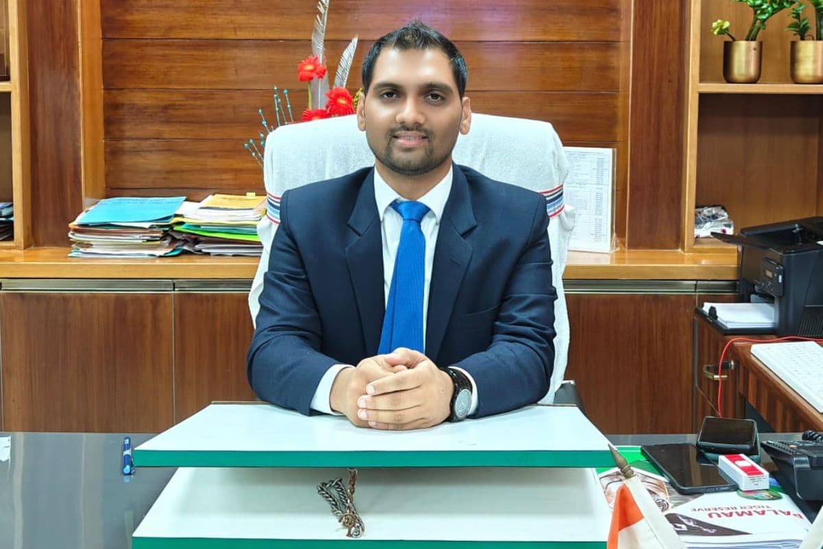 गढ़वा डीसी का हंटर! रंका के BPO हासिम अंसारी बर्खास्त, 'दीदी बाड़ी' योजना में करोड़ों रुपये का बंदरबांट