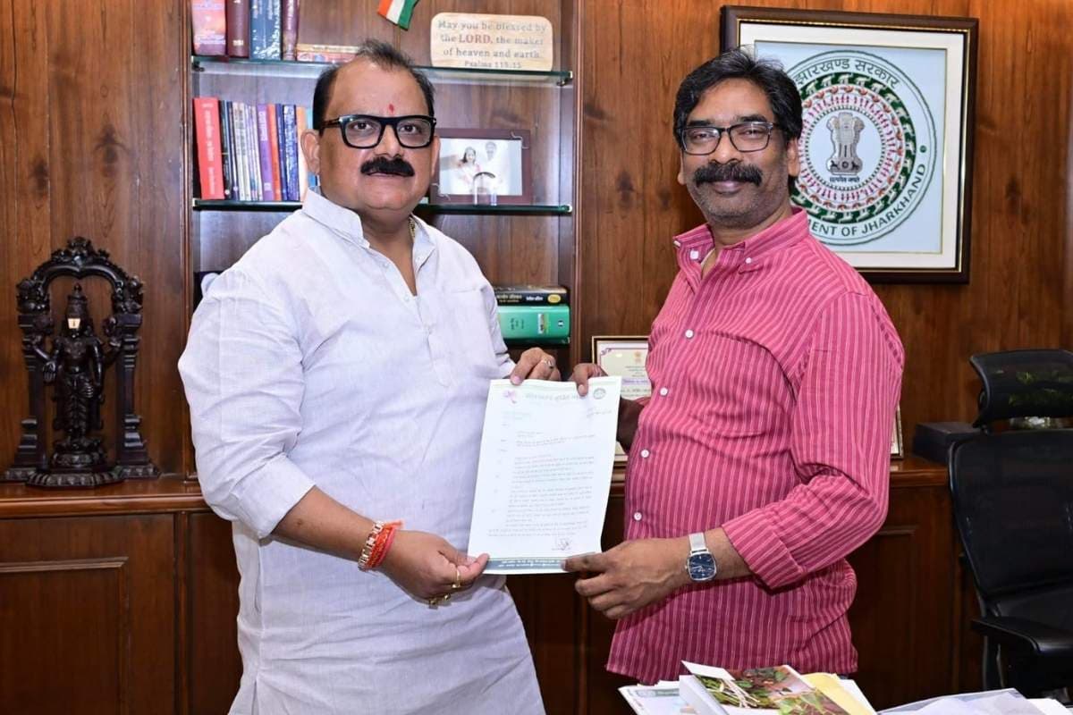 गढ़वा-पलामू के युवाओं के हक में पूर्व मंत्री मिथिलेश ठाकुर की पहल, सीएम हेमंत सोरेन को सौंपा मांग-पत्र