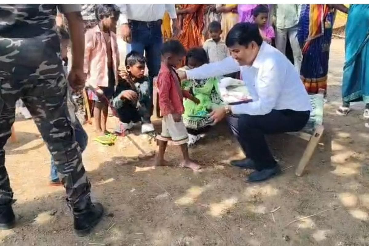 गढ़वा: हाथियों के डर से तिरपाल में रह रहे आदिम जनजाति परिवारों के पास पहुंचे एसडीएम, बांटी राहत