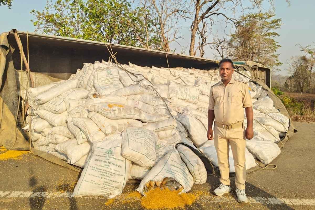 सरकारी चना दाल लेकर मेदिनीनगर जा रही ट्रक गढ़वा के रमकंडा में पलटी