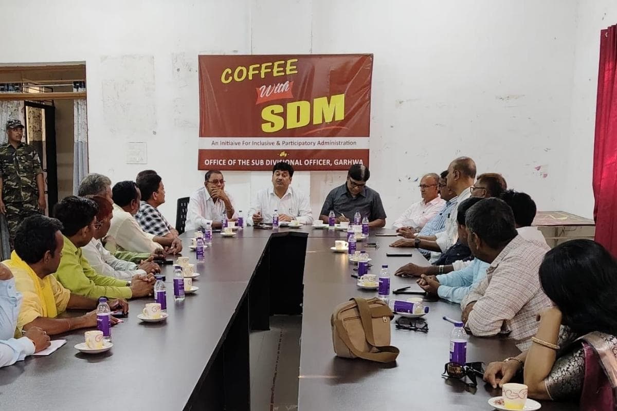 गढ़वा में ‘कॉफी विद एसडीएम’ में शिक्षकों से संवाद, शिक्षा सुधार और समस्याओं पर हुई चर्चा