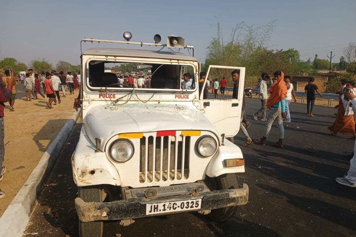 गढ़वा में खूनी रफ्तार का कहर, युवक की मौत पर भड़का जनाक्रोश, पुलिस से झड़प के बाद तोड़ा सरकारी वाहन