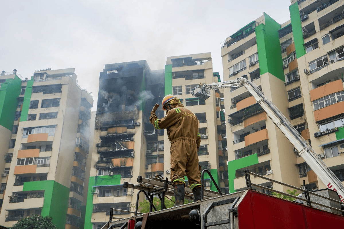 गाजियाबाद की मल्टी स्टोरी बिल्डिंग में लगी भीषण आग, कई मंजिल तक फैली लपटें