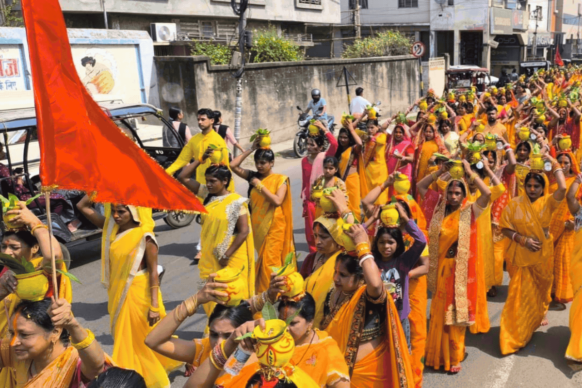 गिरिडीह में संतोषी माता मंदिर महोत्सव की भव्य शुरुआत, कलश यात्रा से भक्तिमय हुआ शहर