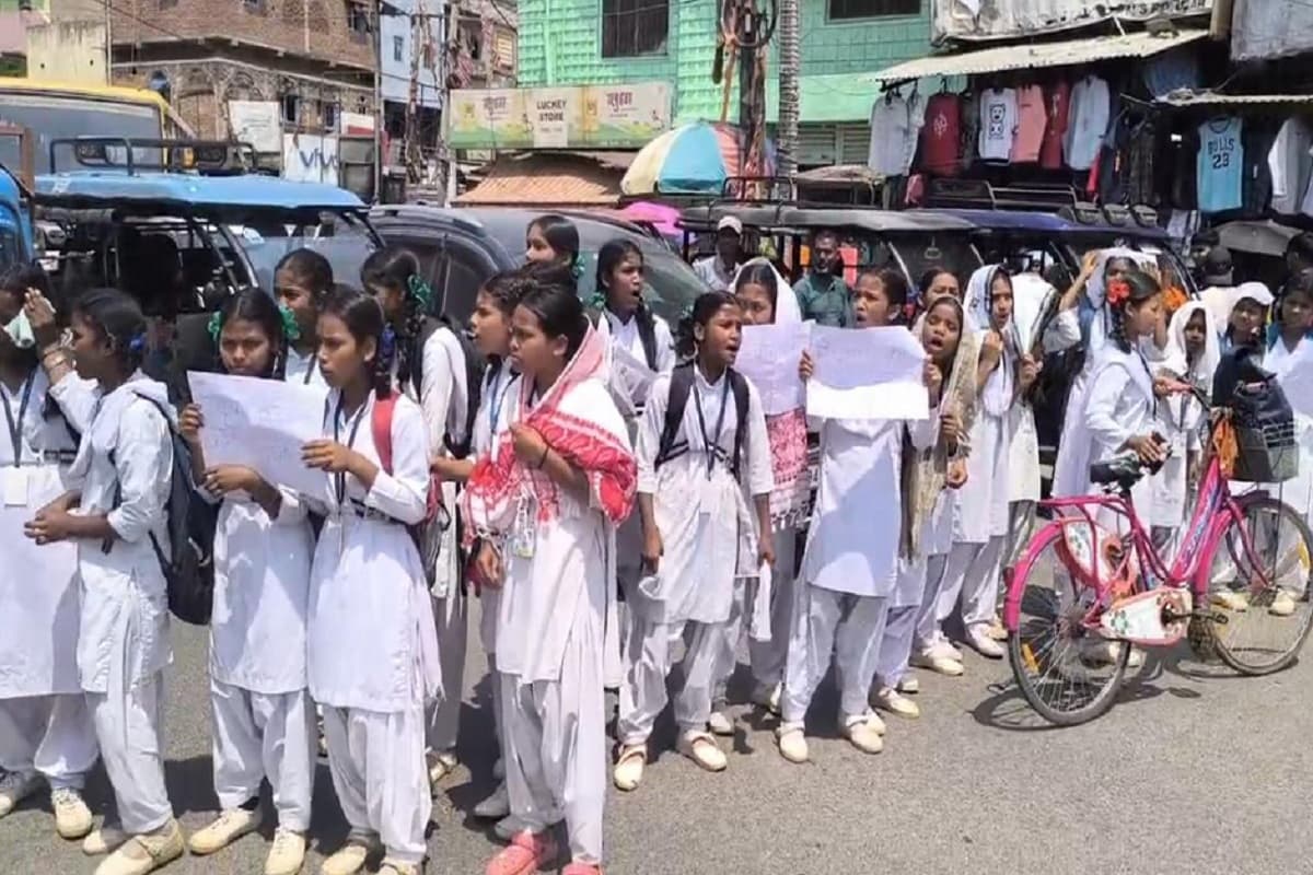 गुमला में छात्रों का प्रदर्शन, शिक्षकों की कमी पर पटेल चौक के समीप सड़क जाम