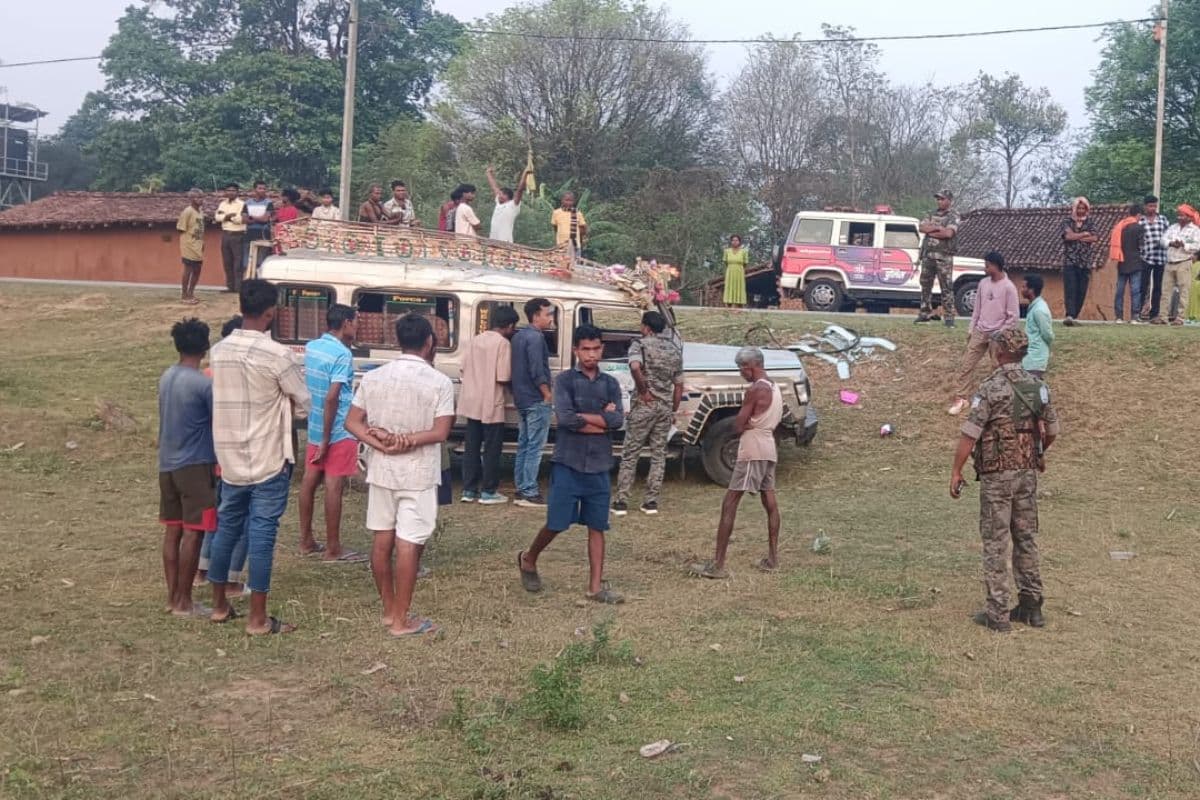 गुमला में शादी की खुशियां मातम में बदलीं: बारात से लौट रही सवारी गाड़ी पलटी, 2 युवकों की मौत, 1 गंभीर