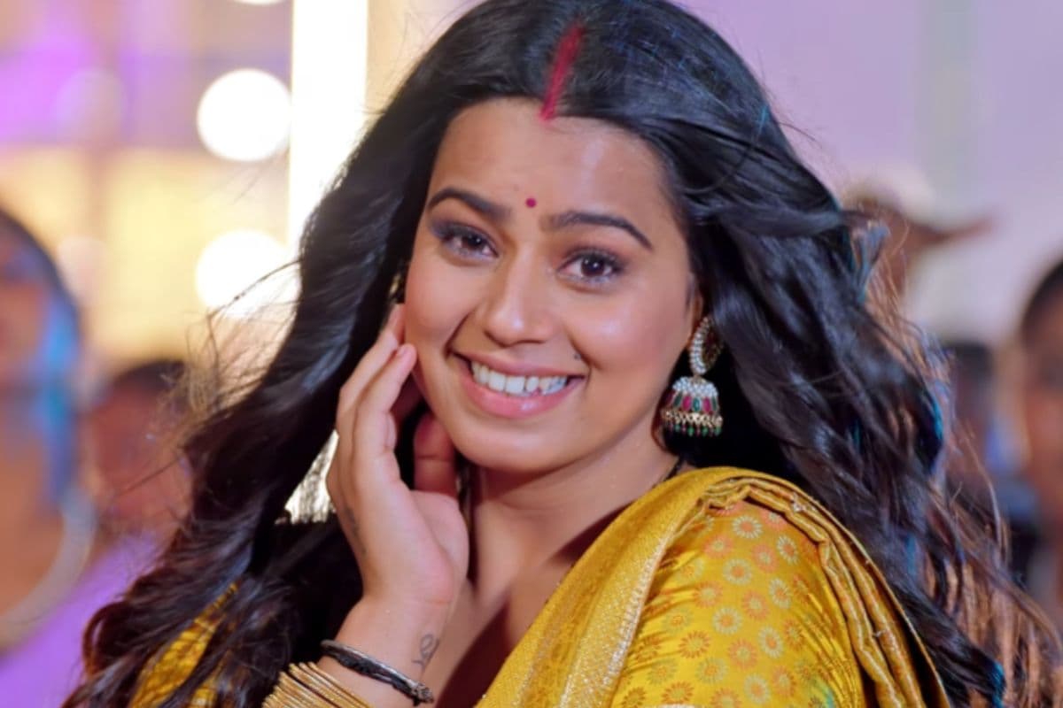 'हंसते रहs बलम' गाना रिलीज, पति की हंसी पर प्यार लुटाती दिखीं जुली राजपूत