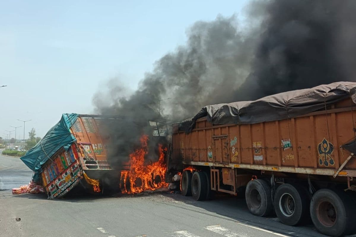 हजारीबाग में ट्रक-टेलर की भीषण भिड़ंत के बाद धूं-धूं कर जले दोनों वाहन, मची अफरा-तफरी