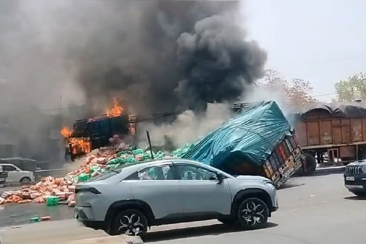 पद्मा में इटखोरी मोड़ के पास भीषण सड़क हादसा, टेलर और ट्रक में टक्कर के बाद लगी आग