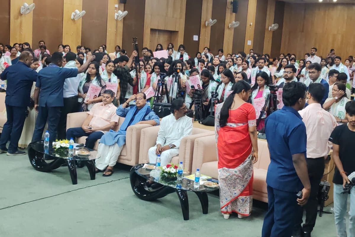 CM हेमंत सोरेन ने 299 CDPO और महिला पर्यवेक्षकों को दिया नियुक्ति पत्र, कहा- 'बेहतर काम पर मिलेगा इनाम'