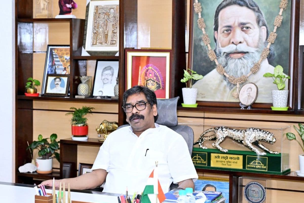 हेमंत सोरेन का 'सरप्राइज' मूव: बिना काफिले के अकेले गाड़ी ड्राइव कर प्रोजेक्ट भवन पहुंचे CM, मचा हड़कंप