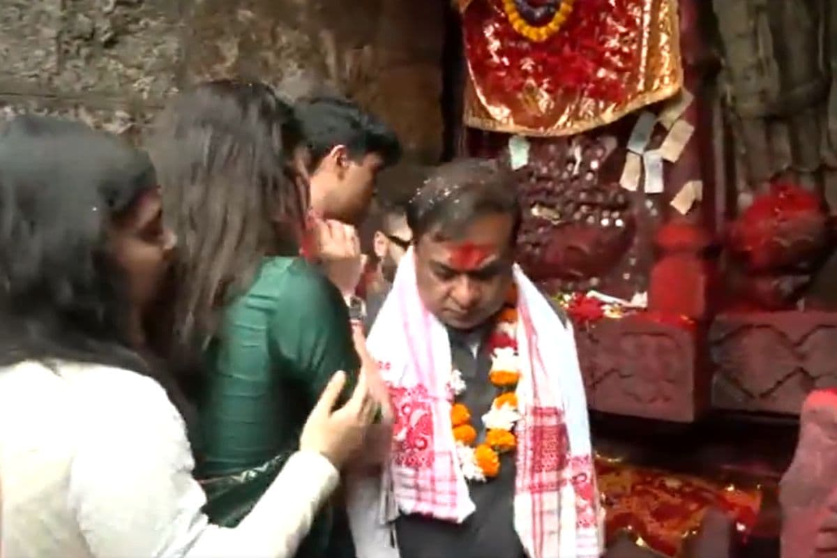 असम चुनाव: पत्नी संग सीएम हिमंता ने कामाख्या मंदिर में टेका मत्था, राज्य के लिए मांगी समृद्धि