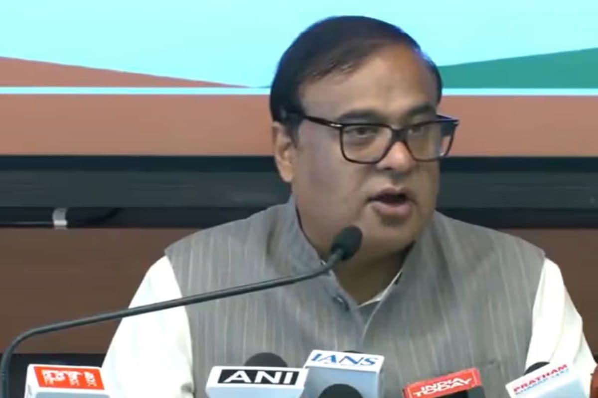 चुनाव से पहले देवघर पहुंचे असम के मुख्यमंत्री, 50 मिनट तक सत्संग आश्रम में रुके