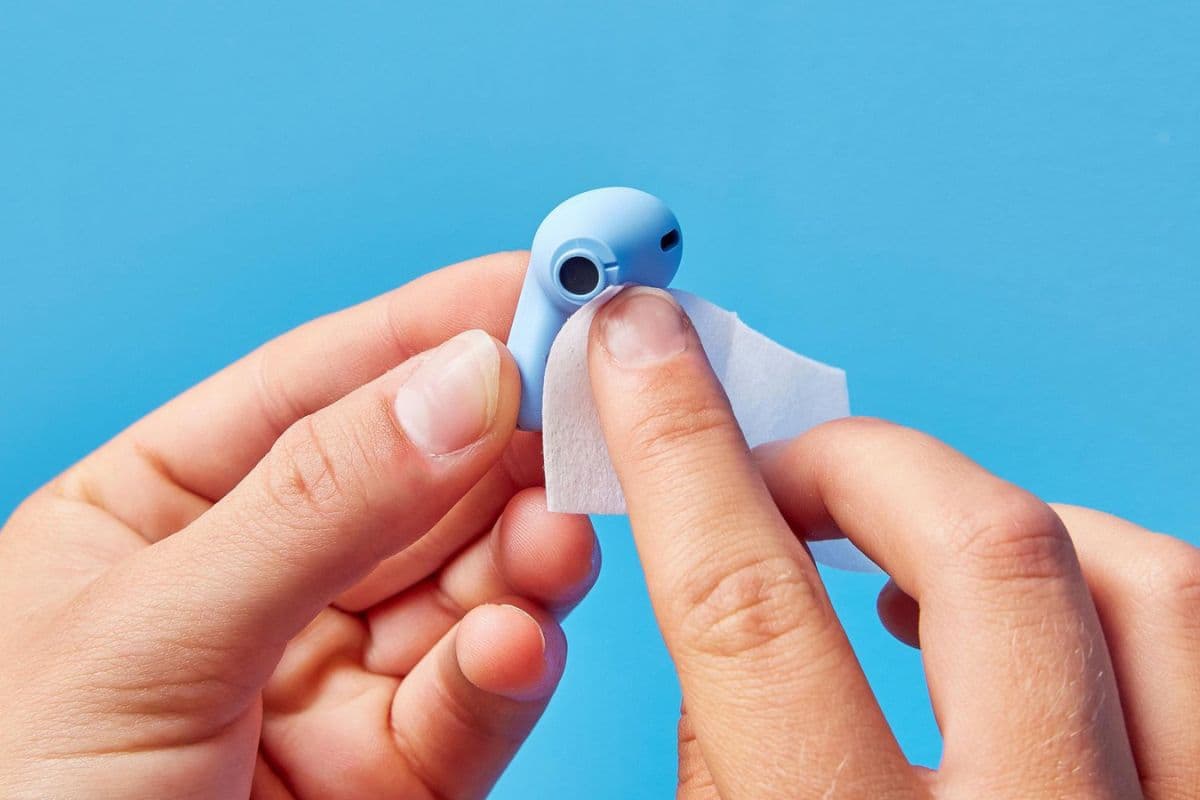 गंदे ईयरबड्स को मिनटों में कैसे करें साफ? फॉलो करें ये आसान और सेफ तरीका