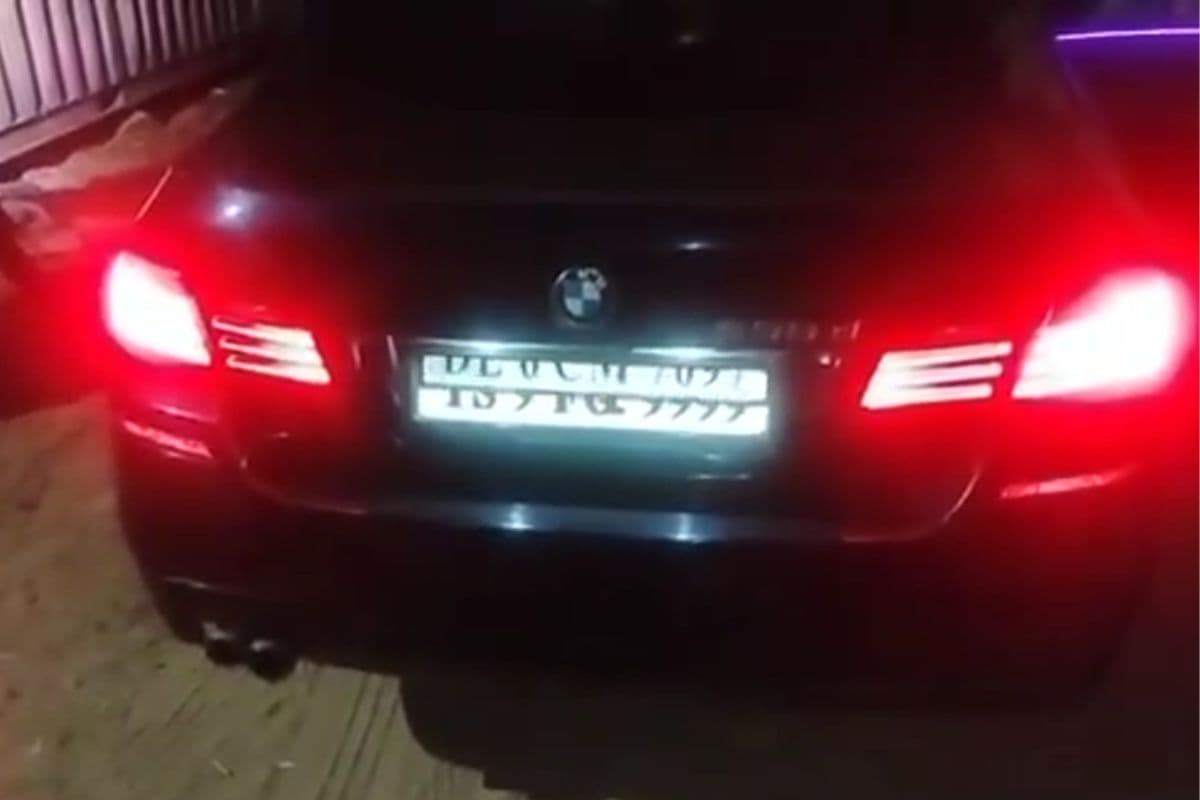 हैदराबाद में ‘जेम्स बॉन्ड’ स्टाइल कार का खुलासा, बटन दबाते ही बदल जाती थी नंबर प्लेट