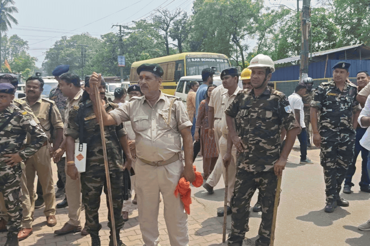 बोकारो JET 2026 परीक्षा में हंगामा, 32 प्रश्नपत्र न पहुंचने से अभ्यर्थियों का विरोध
