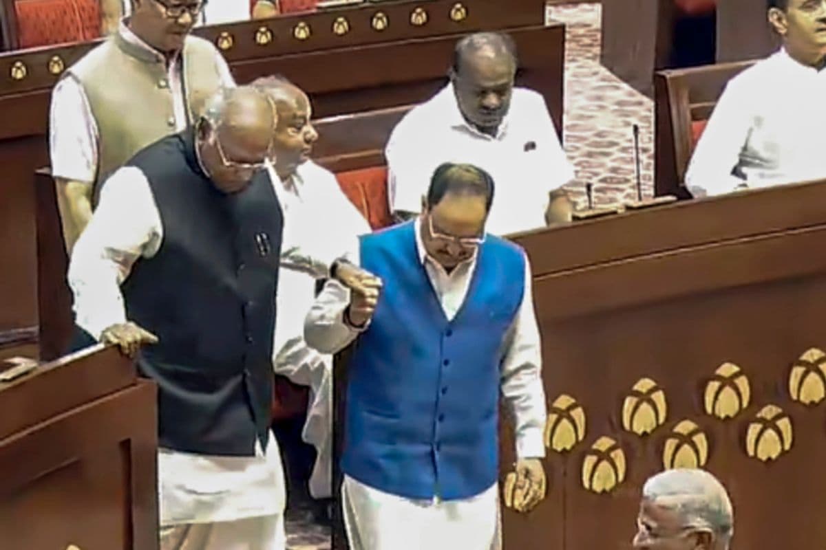 Viral Video: राज्यसभा में दिखा खास पल, जेपी नड्डा ने खरगे की यूं की मदद