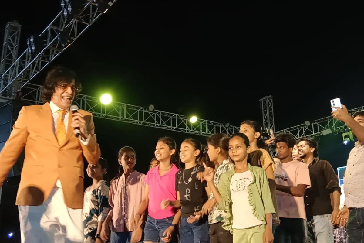 जामताड़ा में 'चंकी पांडेय' का जलवा: 'मैं तेरा तोता, तू मेरी मैना' पर झूमा शहर, सामूहिक विवाह में लगा बॉलीवुड का तड़का