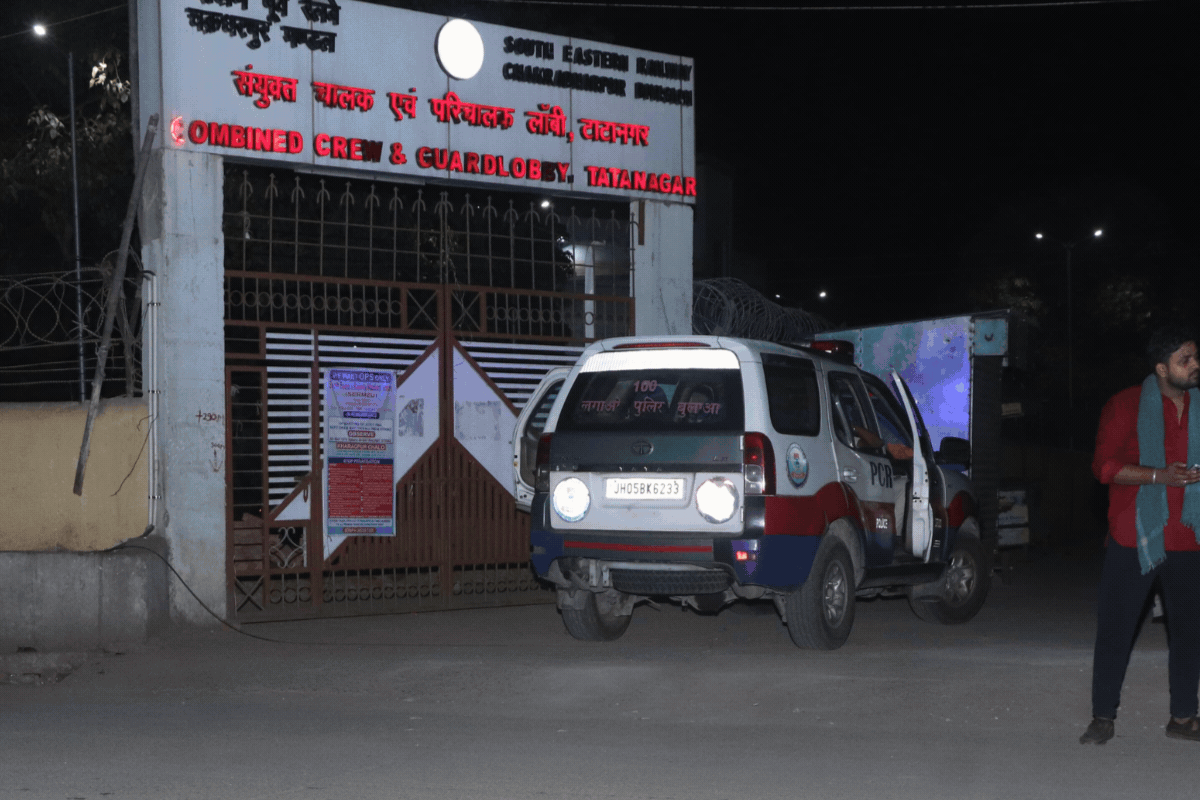 टाटानगर स्टेशन में रनिंग रूम के सामने लोको पायलट की गोली मारकर हत्या