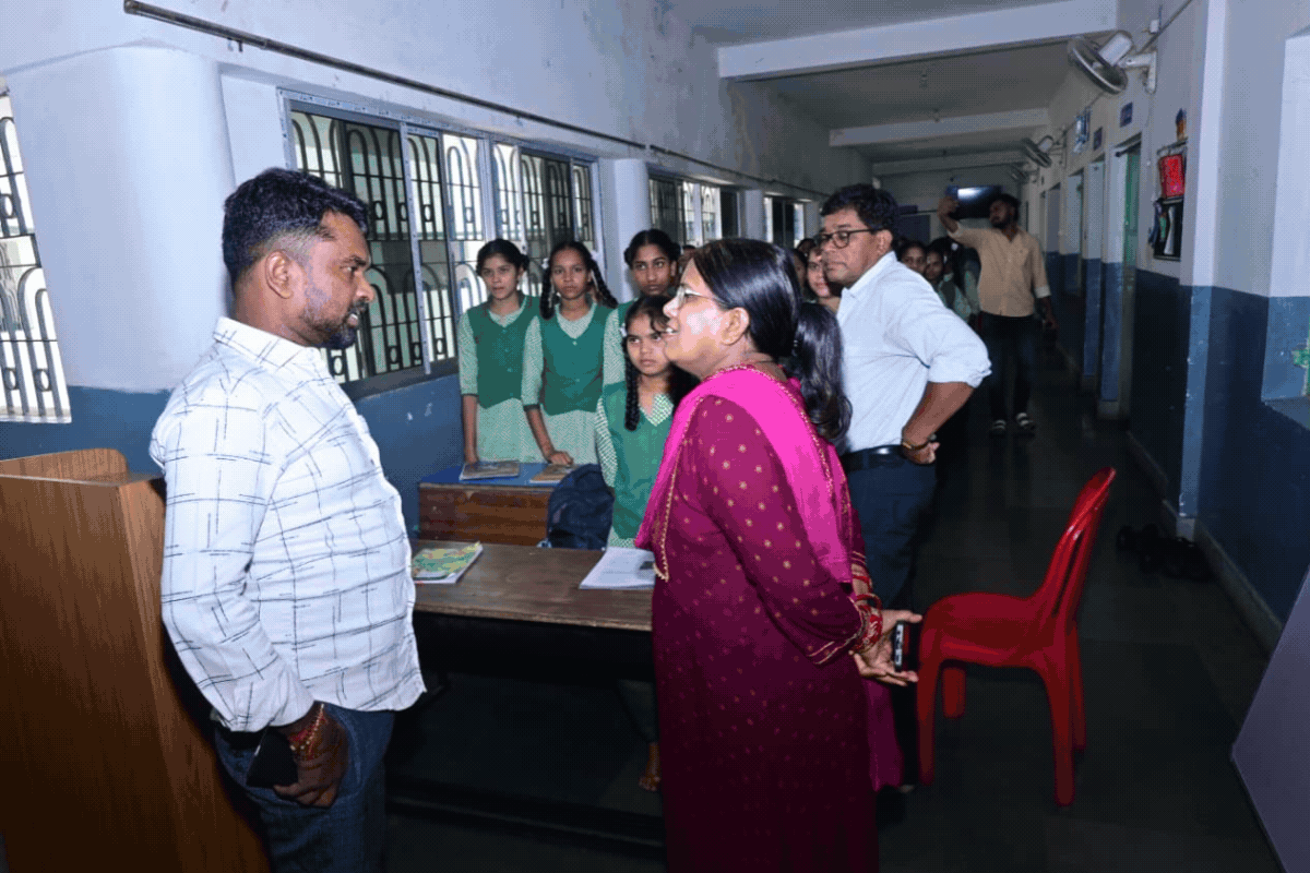 जमशेदपुर: कस्तूरबा विद्यालय निरीक्षण में वार्डन ने विधायक को नहीं पहचाना, पूछा -  कौन है आप, स्कूल के अंदर कैसे आए? 