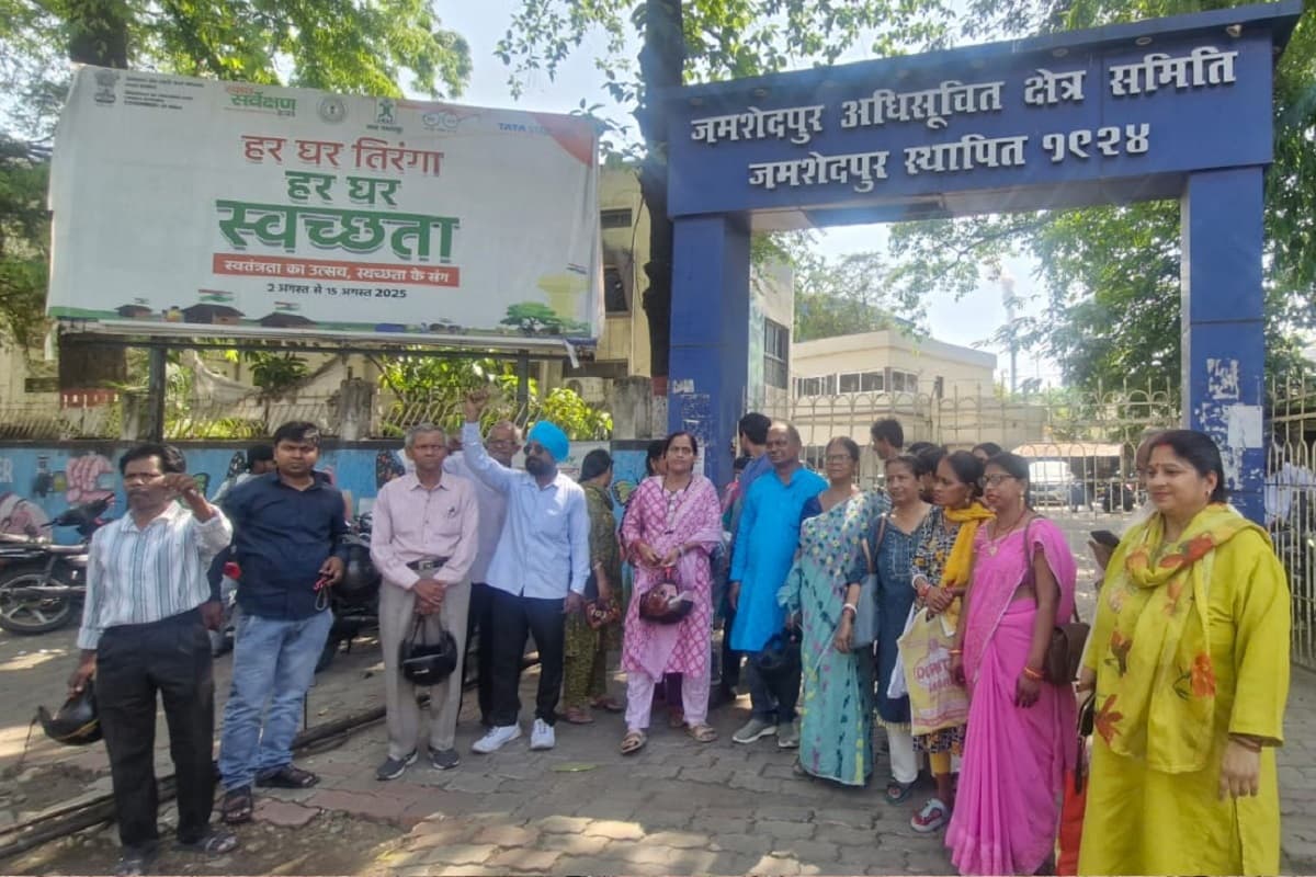 बिरसानगर आवास योजना में देरी से भड़के जमशेदपुर के लोग, उपायुक्त कार्यालय के बाहर प्रदर्शन