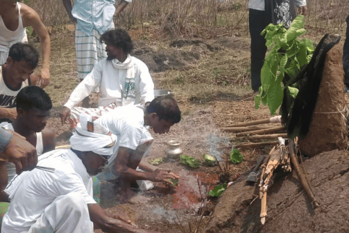 दलमा पहाड़ी पर सेंदरा पर्व की तैयारी, पारंपरिक तीर-धनुष और अस्त्र-शस्त्रों की हुई पूजा