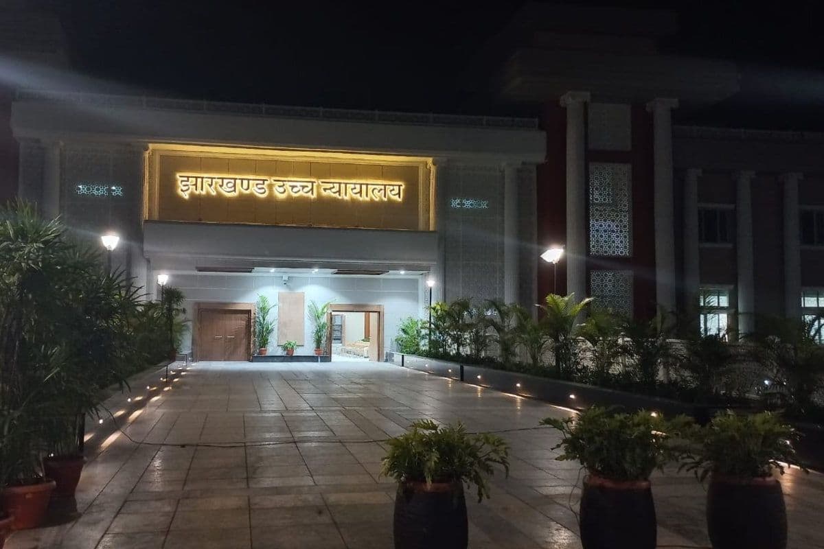 झारखंड हाईकोर्ट से अधिवक्ता महेश तिवारी को बड़ी राहत: वकालत लाइसेंस निलंबन के आदेश पर रोक