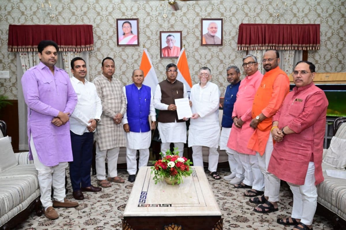 झारखंड पेपर लीक मामला: BJP ने राज्यपाल से की मुलाकात, उत्पाद सिपाही परीक्षा की CBI जांच की मांग