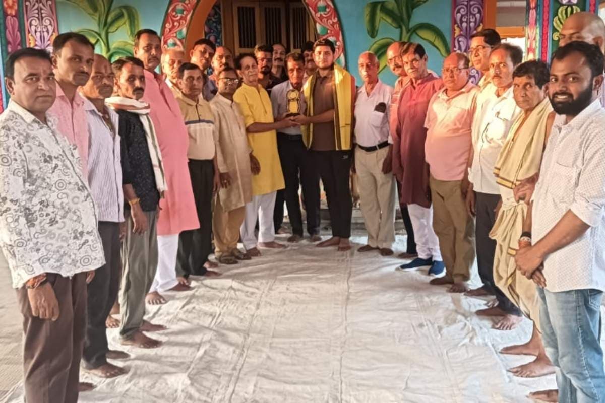 राष्ट्रपति से स्वर्ण पदक लेकर खरसावां पहुंचे शुभम पति, बासंती मंदिर में हुआ सम्मान