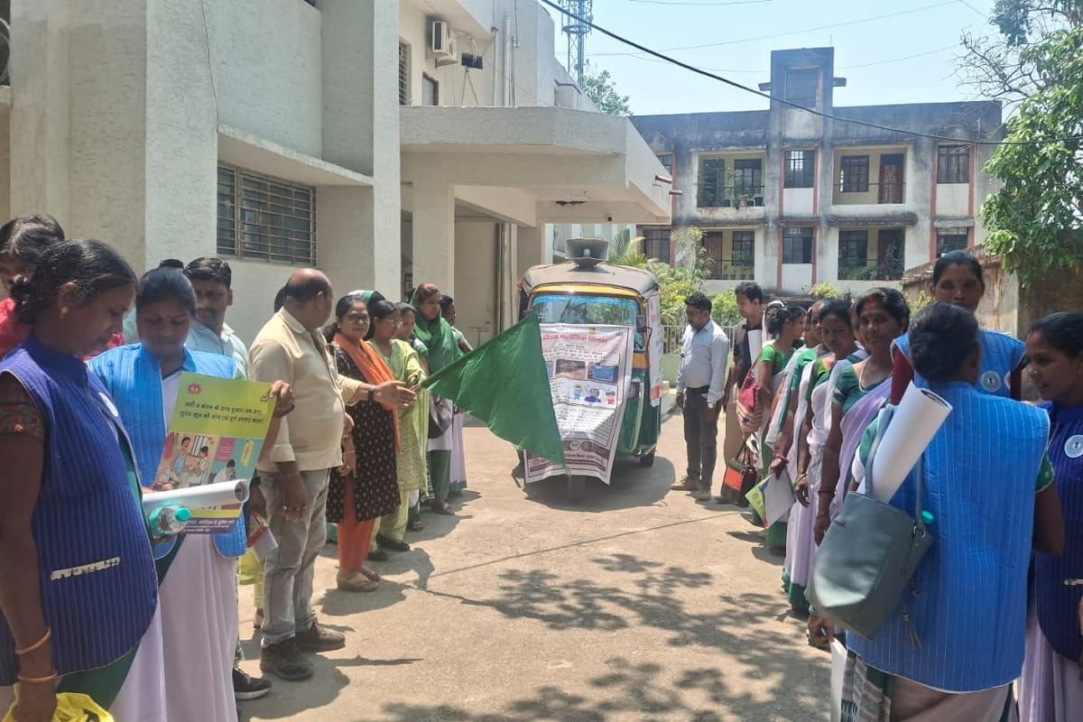 खूंटी में विश्व मलेरिया दिवस पर जागरूकता अभियान शुरू, रथ को दिखाई हरी झंडी