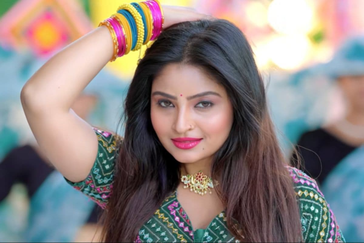 शिवानी सिंह की कातिलाना अदाओं ने लूटी महफिल, खुशी कक्कड़ का 'जानू एही लगन में' रिलीज होते ही वायरल